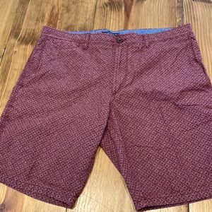 Men’s 35 banana republic shorts, 100% cotton, burgundy, excellent condition
